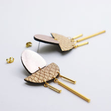 Charger l&#39;image dans la galerie, Boucles d&#39;oreilles •SAMARA• beiges