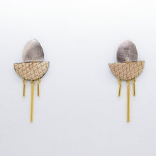 Charger l&#39;image dans la galerie, Boucles d&#39;oreilles •SAMARA• beiges