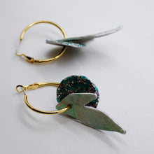 Charger l'image dans la galerie, Boucles d'oreilles en cuir •ROSALIA• à paillettes