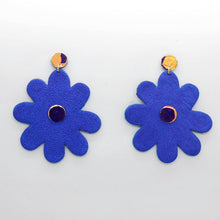 Charger l'image dans la galerie, Boucles d'oreilles en cuir •SAINTA• bleues
