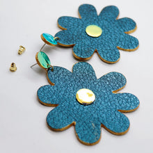 Charger l'image dans la galerie, Boucles d'oreilles en cuir •SAINTA• vertes