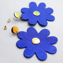 Charger l'image dans la galerie, Boucles d'oreilles en cuir •SAINTA• bleues
