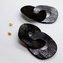 Charger l'image dans la galerie, Boucles d'oreilles en cuir •DAGDA• noires