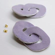 Charger l&#39;image dans la galerie, Boucles d&#39;oreilles en cuir •DAGDA• parmes