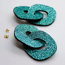 Charger l&#39;image dans la galerie, Boucles d&#39;oreilles en cuir •DAGDA• à paillettes