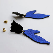 Charger l'image dans la galerie, Boucles d'oreilles en cuir •BIBA• bleues