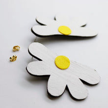 Charger l'image dans la galerie, Boucles d'oreilles en cuir •AUBA• blanches