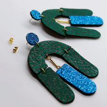 Charger l'image dans la galerie, Boucles d'oreilles en cuir •SOCA• à paillettes