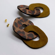 Charger l'image dans la galerie, Boucles d'oreilles en cuir •DAGDA• à motifs