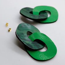 Charger l'image dans la galerie, Boucles d'oreilles en cuir •DAGDA• vertes