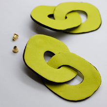 Charger l&#39;image dans la galerie, Boucles d&#39;oreilles en cuir •DAGDA• vertes