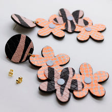 Charger l'image dans la galerie, Boucles d'oreilles en cuir •NENETTE• à motifs