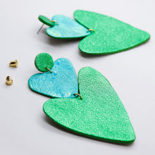Charger l'image dans la galerie, Boucles d'oreilles en cuir •BELLÄ• vertes