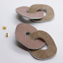 Charger l&#39;image dans la galerie, Boucles d&#39;oreilles en cuir •DAGDA• pailletées