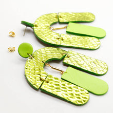 Charger l'image dans la galerie, Boucles d'oreilles en cuir •SOCA• vertes