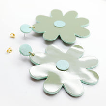 Charger l'image dans la galerie, Boucles d'oreilles en cuir •SAINTA• vertes