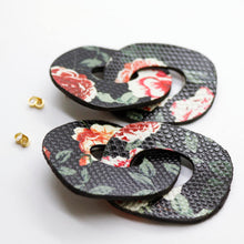 Charger l'image dans la galerie, Boucles d'oreilles en cuir •DAGDA• fleuries