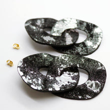 Charger l&#39;image dans la galerie, Boucles d&#39;oreilles en cuir •DAGDA• à motifs