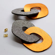 Charger l'image dans la galerie, Boucles d'oreilles en cuir •DAGDA• à paillettes