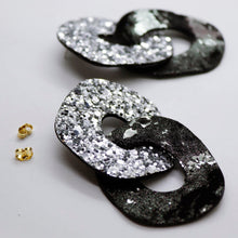 Charger l'image dans la galerie, Boucles d'oreilles en cuir •DAGDA• à paillettes