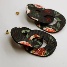 Charger l'image dans la galerie, Boucles d'oreilles en cuir •DAGDA• fleuries