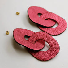 Charger l'image dans la galerie, Boucles d'oreilles en cuir •DAGDA• framboise