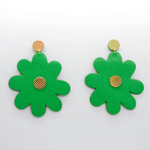 Charger l'image dans la galerie, Boucles d'oreilles en cuir •SAINTA• vertes
