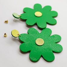 Charger l'image dans la galerie, Boucles d'oreilles en cuir •SAINTA• vertes