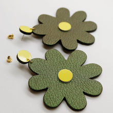 Charger l'image dans la galerie, Boucles d'oreilles en cuir •SAINTA• kaki