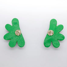 Charger l'image dans la galerie, Boucles d'oreilles en cuir •AUBA• vertes