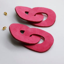 Charger l'image dans la galerie, Boucles d'oreilles en cuir •DAGDA• roses