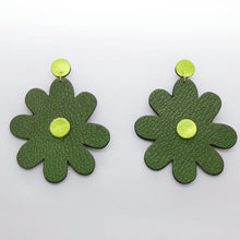Charger l'image dans la galerie, Boucles d'oreilles en cuir •SAINTA• vertes