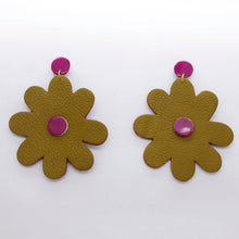 Charger l'image dans la galerie, Boucles d'oreilles en cuir •SAINTA• kaki
