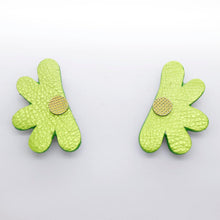 Charger l'image dans la galerie, Boucles d'oreilles en cuir •AUBA• vertes