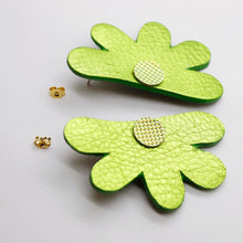 Charger l'image dans la galerie, Boucles d'oreilles en cuir •AUBA• vertes