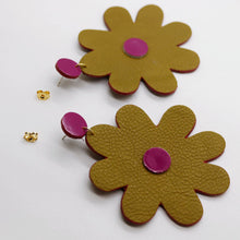 Charger l'image dans la galerie, Boucles d'oreilles en cuir •SAINTA• kaki