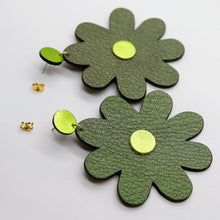 Charger l'image dans la galerie, Boucles d'oreilles en cuir •SAINTA• vertes