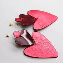 Charger l'image dans la galerie, Boucles d'oreilles en cuir •BELLÄ• framboise