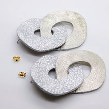 Charger l'image dans la galerie, Boucles d'oreilles en cuir •Petit Défaut•