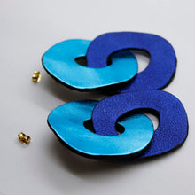 Charger l'image dans la galerie, Boucles d'oreilles en cuir •DAGDA• bleues