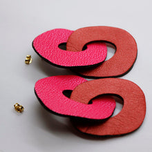 Charger l'image dans la galerie, Boucles d'oreilles en cuir •DAGDA• roses