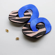 Charger l'image dans la galerie, Boucles d'oreilles en cuir •DAGDA• zébrées