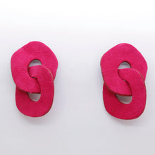 Charger l'image dans la galerie, Boucles d'oreilles en cuir •DAGDA• fuchsia
