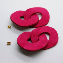 Charger l'image dans la galerie, Boucles d'oreilles en cuir •DAGDA• fuchsia