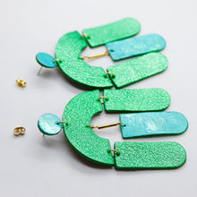 Charger l'image dans la galerie, Boucles d'oreilles en cuir •SOCA• vertes