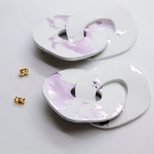 Charger l'image dans la galerie, Boucles d'oreilles en cuir •DAGDA• blanches