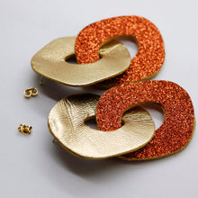 Charger l'image dans la galerie, Boucles d'oreilles en cuir •DAGDA• à paillettes