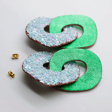 Charger l'image dans la galerie, Boucles d'oreilles en cuir •DAGDA• à paillettes