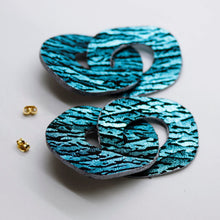 Charger l'image dans la galerie, Boucles d'oreilles en cuir •DAGDA• zébrées