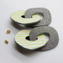 Charger l'image dans la galerie, Boucles d'oreilles en cuir •DAGDA• à paillettes
